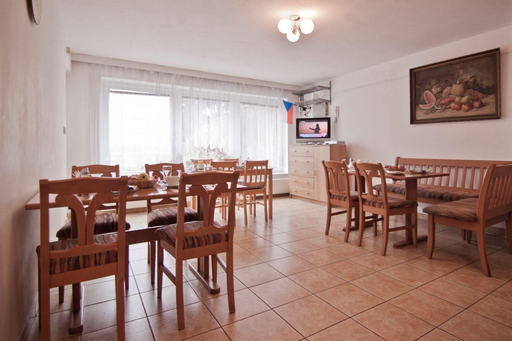 Pension Nika Прага Экстерьер фото