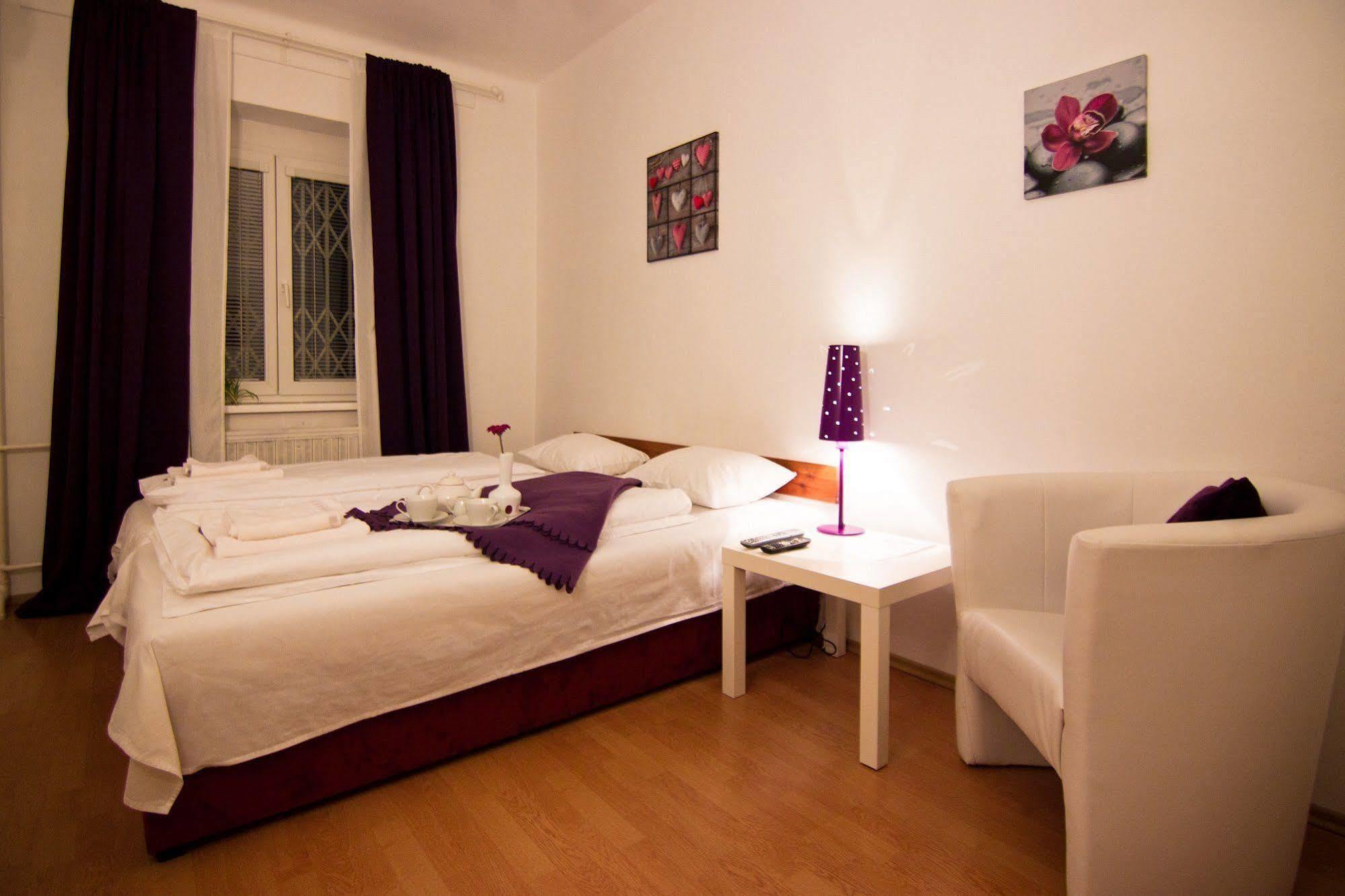 Pension Nika Прага Экстерьер фото