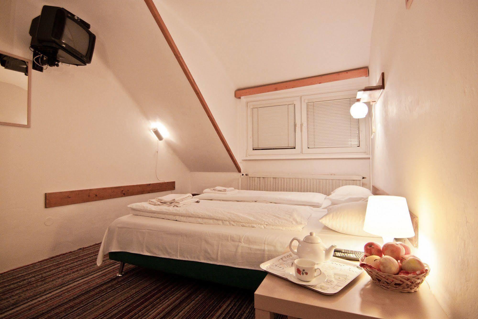 Pension Nika Прага Экстерьер фото