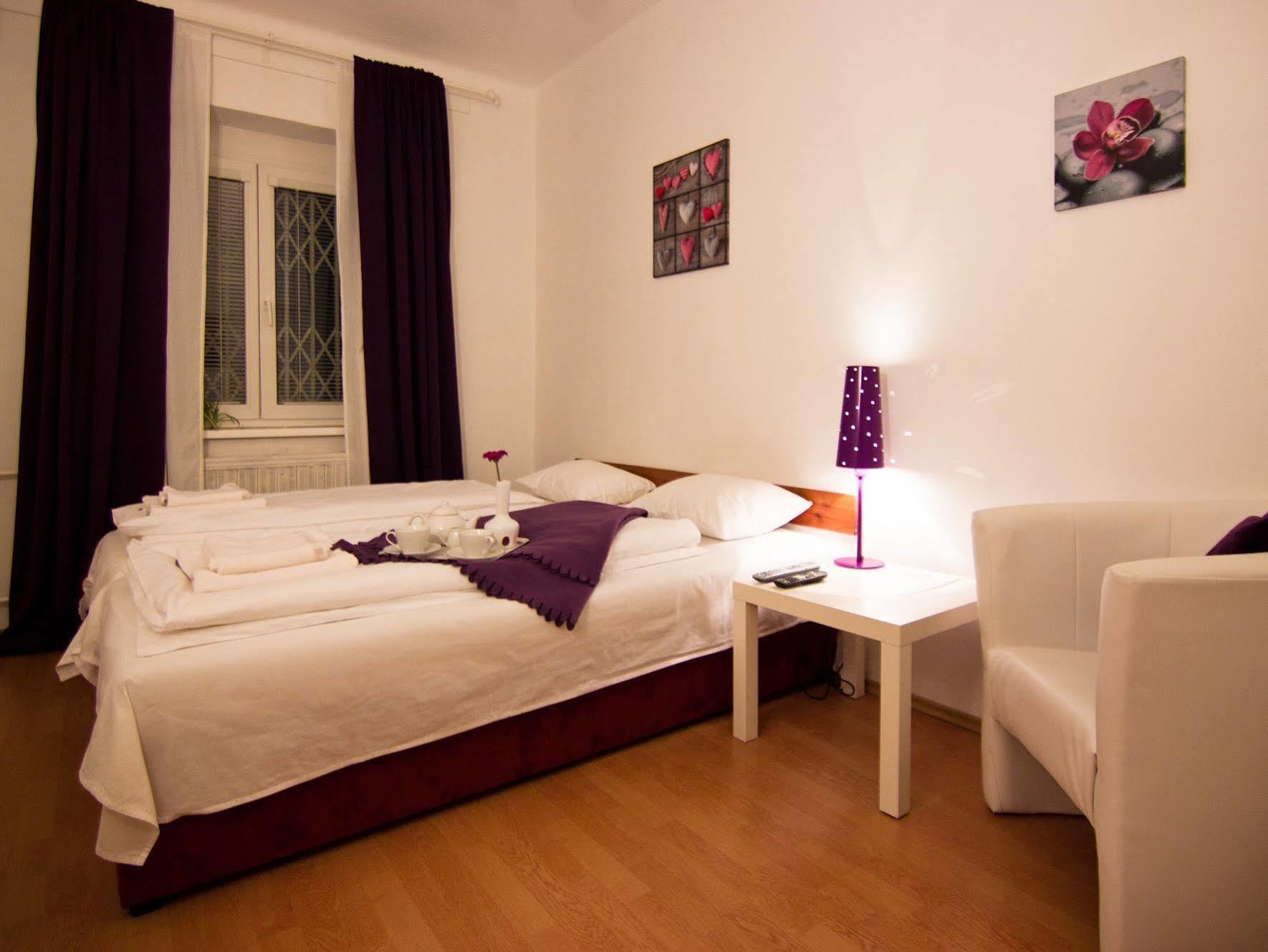 Pension Nika Прага Экстерьер фото
