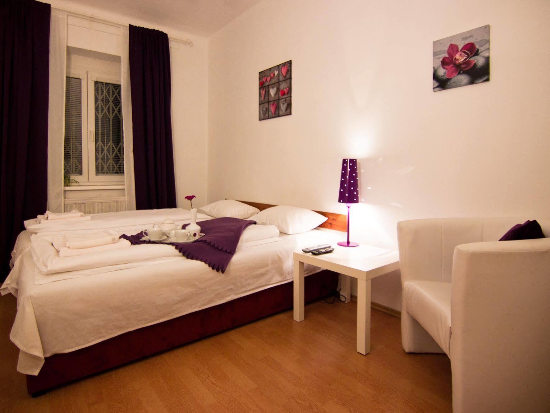 Pension Nika Прага Экстерьер фото